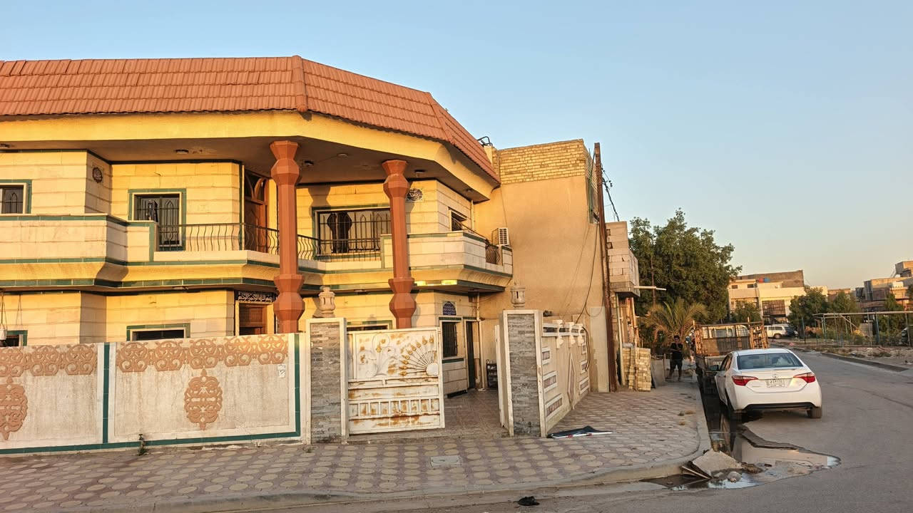 السلام عليكم
دار للبيع ملك صرف المساحة ٢٤٧ ونص متر
يتكون من 
٤ غرف نوم 
صحيات عدد ٢
استقبال كبير 
حولي كبير
مطبخ كبير 
ركن على شارعين + تشجير امام الدار 
قرب جسر القناه الجديد حي البساتين سبع ابكار 
الاسفسار اكثر  الاتصال على ***********
