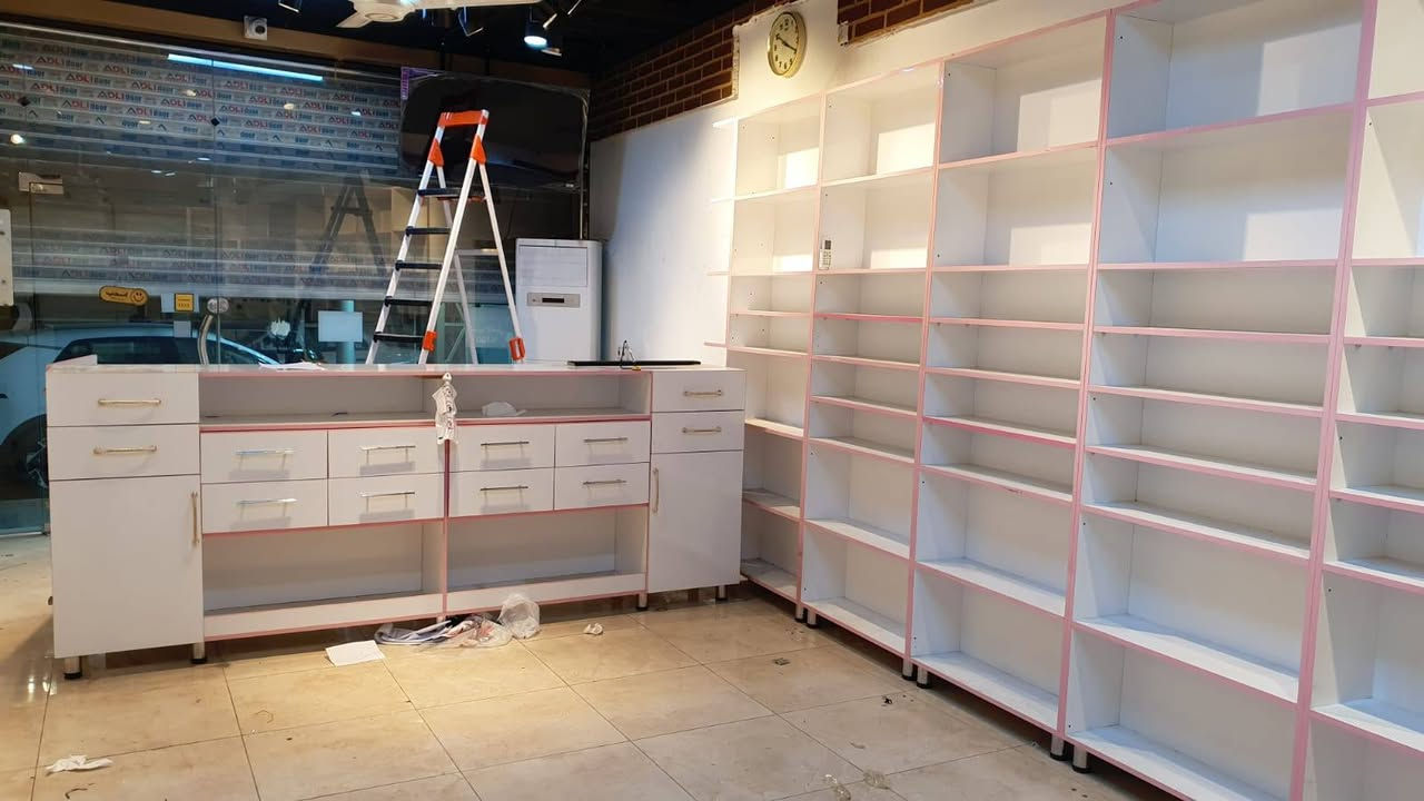 رفوف صيدلية للبيع بسعر مناسب خشب تركي دراجة اولى الاتصال على الرقم ***********
