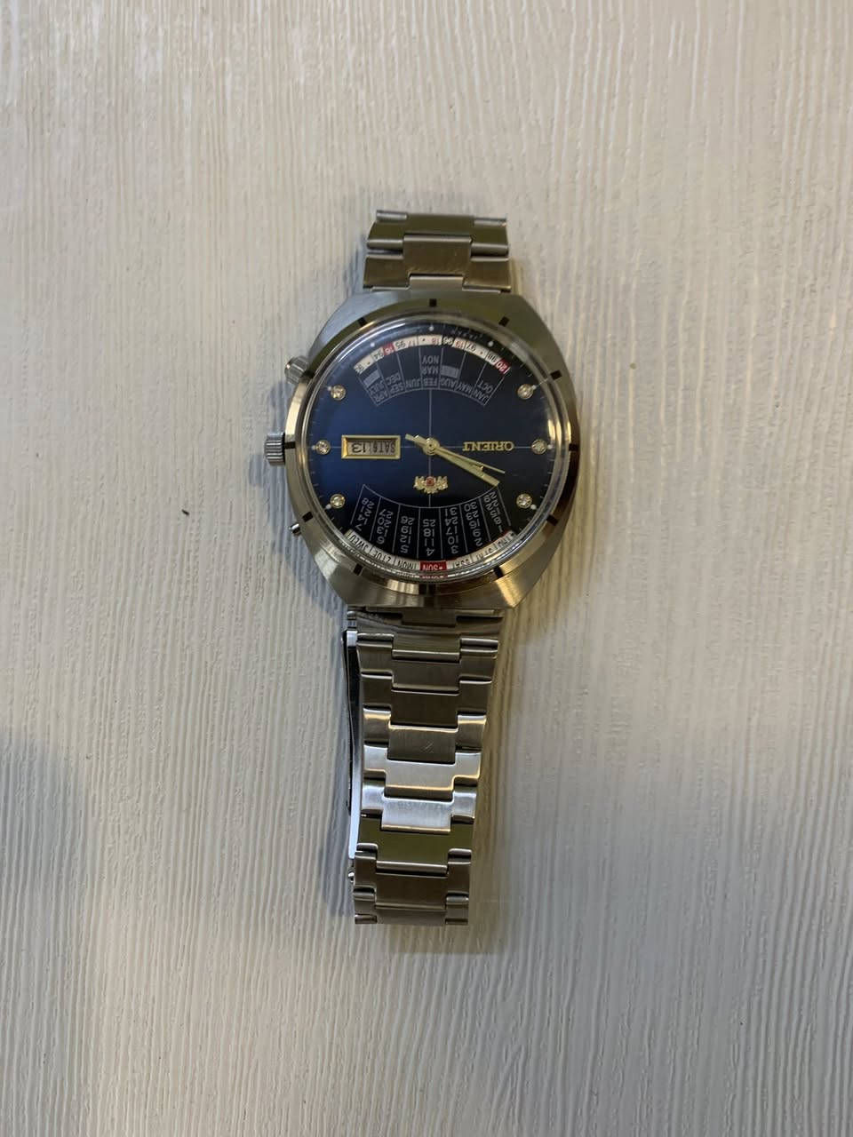 24"}
ساعة أورينت أصلية ⌚️  
موديل Multi-Year Calendar  
حالة جيدة وتشتغل تمام  
السوار ستيل الأصلي 

السعر: 200 وبيه مجال 
***********
متوفر توصيل
