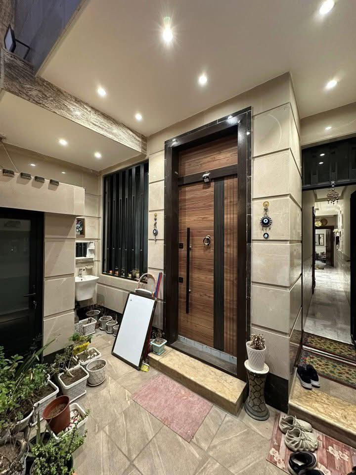 🏡دار حديث للبيع🏡
🔺 المساحة : 90م واقع حال 95م
🔻الواجهة:4،75م. النزال:20م 
🔹سنة البناء : 2025
     🔶الطابق الارضي:     
       🔸️مدخلين 
       🔸استقبال
       🔸️صالة 
       🔸️مطبخ (حار + بارد)
       🔸️خدمات صحية 
       🔸️غرفة نوم كبيرة
       🔸منور جانبي  
 
🔶الطابق الاول:  
       🔸️عرفتين نوم كبيرة (سويت)       
       🔸صالة 
       🔸️خدمات صحية 

📌موقع الدار/ حي البنوك خلف شارع الميثاق
🔶شارع 15+ رصيف 
_____________________________________________
للاستفسار مراسلة الصفحة على الخاص 
او الاتصال على الارقام التالية:
☎️***********
📞متوفر واتساب+واتساب

او مراجعة⭕ مكتب الدار للوساطة العقارية⭕
📍 عنوان المكتب: حي البنوك بداية شارع الكنيسة من جهة الجسر
