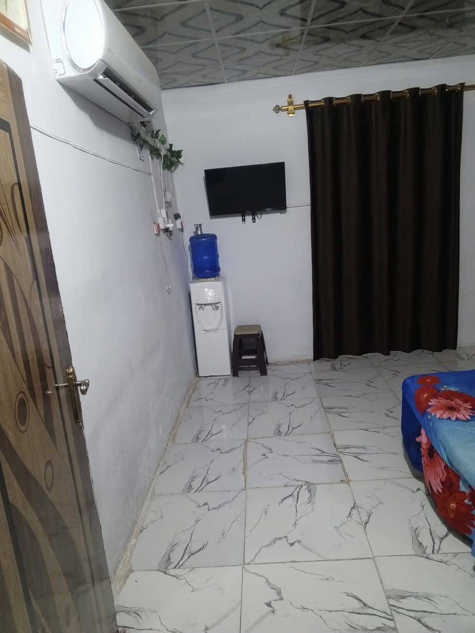 عندي بيت تجاوز بالزعفرانيه البيت عل شارع موقع حلو هدوء البيت عكاده ولارضيه بورسلين بي غرفه ومطبخ وستقبال وحديقة خلف الدار كبيره وكراج كبير للسياره البيت نضيف جدا منطقة كامله وخدمات ظمن حدود البلدية اي شي ماعليه سعره ب ٢٠    رقم وتساب فقط ***********
