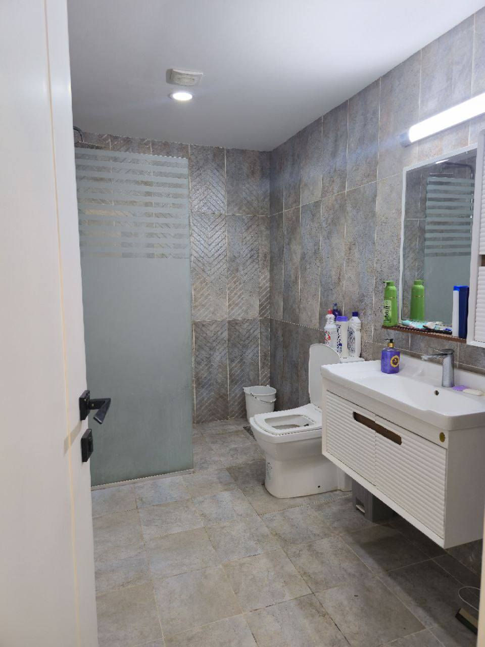 شقة للإيجار – ژيان ستي 🏢
مؤثثة بالكامل
(3 غرف نوم + صالة)
سعر الإيجار: 500$ شهرياً
موقع مميز داخل مجمع ژيان ستي
مناسبة للسكن العائلي
للاستفسار خاص او اتصال 
*********** أربيل, العراق
