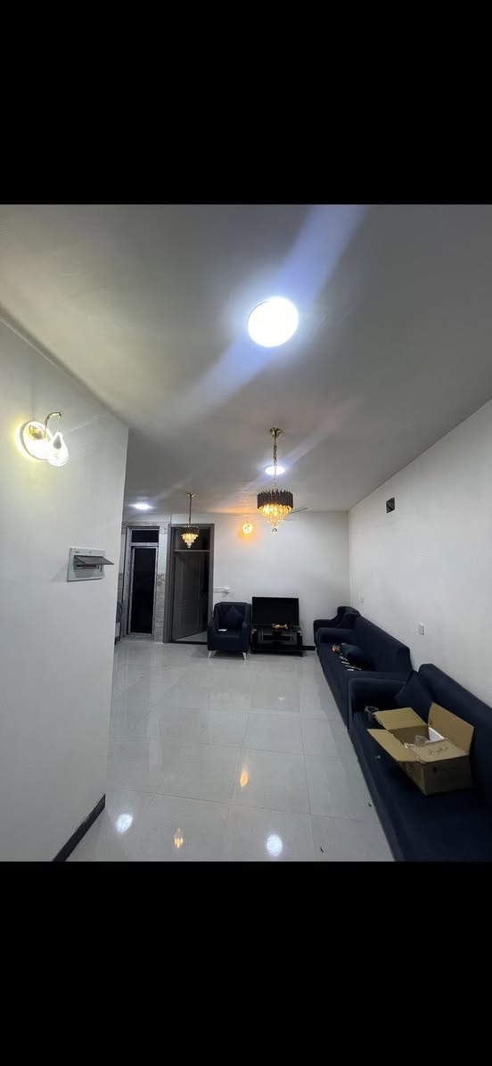 السلام عليكم بيت 60 متر تجاري على شارع الضغط الدوره حي دجله +تشجير يحتوي على محل +مشتملان منفصلان درج خارجي  بناء جديد تنازل شركه كل مشتمل غرفه صاله مطبخ وصحيات بيت كامل السعر 120 بي مجال بصيط 
 اخوان البيت تريد سكن تريد استثماره اقل شي بلشهر مليون و100 وكدام البيت الك 100 متر حديقه سند 25 
***********
