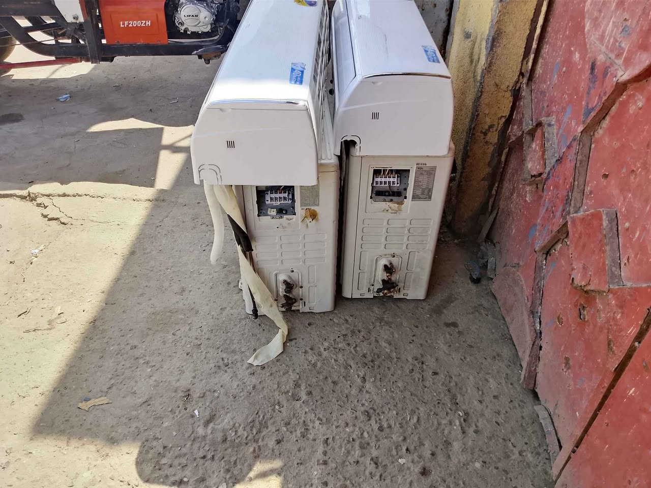 سلام عليكم سبالت البيع نضيف كلش مستعمل شي قليل وحد طن ونص وحد طنين اسمه TCL تبريده حلوو. سعر 650  بيهن مجال لاستفسار على رقم *********** البصرة, العراق
