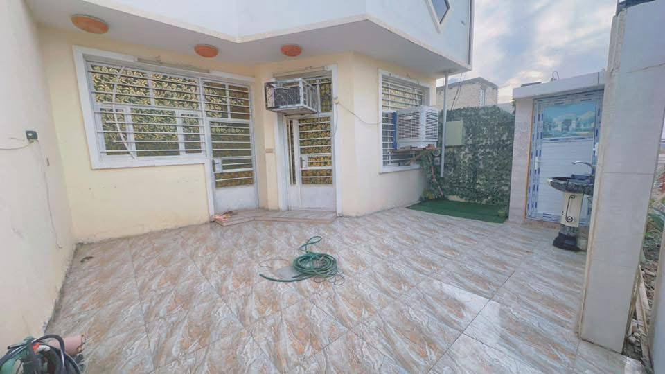 بيت زراعي عقد 35 //150 متر  واجهه 7 ونص نزال 20 بناء حديث 2021 طابق وغرفه فوك كرفان 4x4 سطحين بيتونه كبيره كراج حمام تواليت خارجي طارمه استقبال مطبخ غرفتين وهول وحمام وتواليت داخلي  وتركين خلفي واحده من الغرف سويت العنوان بغداد الكاظميه تاجيات قرب جسر دوار شارع 100 بدايته يبعد عنه جسر دوار 100 متر قرب سيطره شارع 100 حاليا المنطقه بيهه بناء مي مينقطع ابد بدون ماطور يصعد مي اساله كهرباء وطنيه مولد سحب خم لاستفسار اتصل *********** ➕ واتساب
