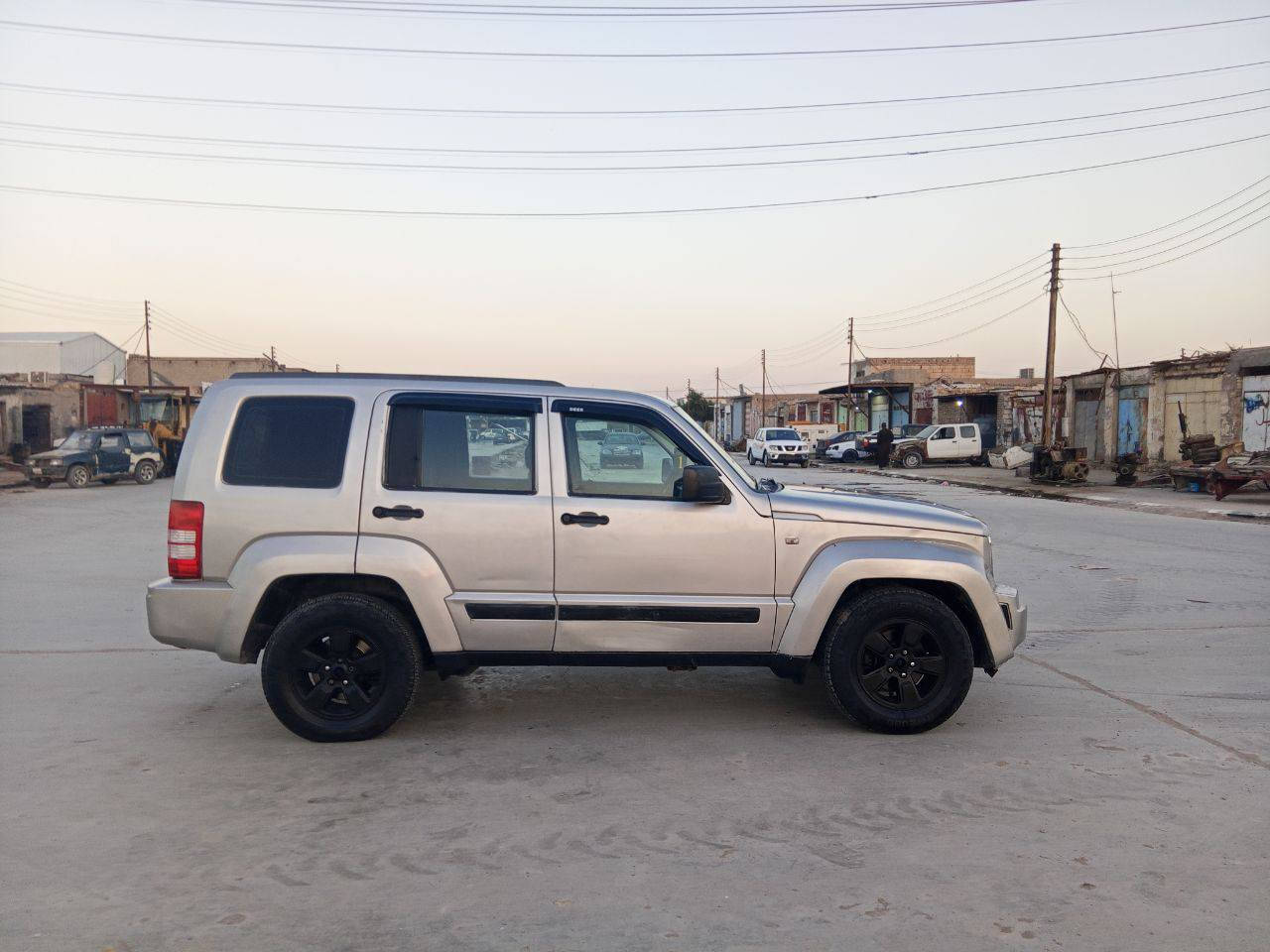 للبيع جيب لبرتي   / مزاد وزارة الداخليه موديل 2010بيه كتاب مزايدة تمشي بيه وين ماتريد سيارة جاهزة گير محرك    اسويلك وكالة ام الباركود  السعر 63  وبيه مجال  المكان ذي قار الرفاعي ***********
