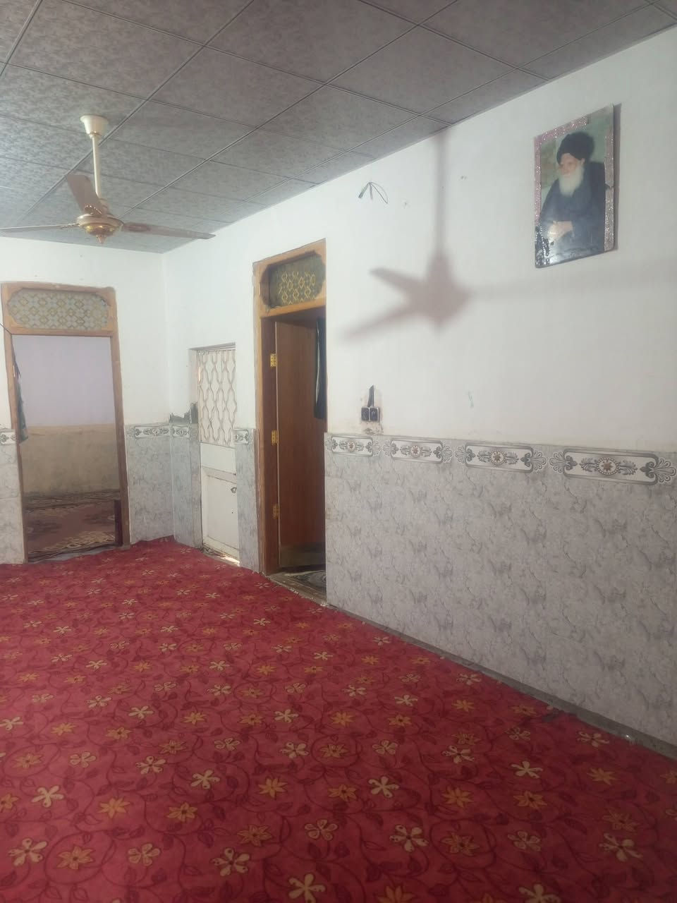 السلام عليكم دار للبيع مساحه 150 غرفتين وصاله ومطبخ واستقبال بنا جديد بنيان ابلوك درجه اولى عكاده البيت مدكوك سقوف المكان طريف نجف كربلاء علا طريق يا علي عمود 134قريب عل شارع ***********
