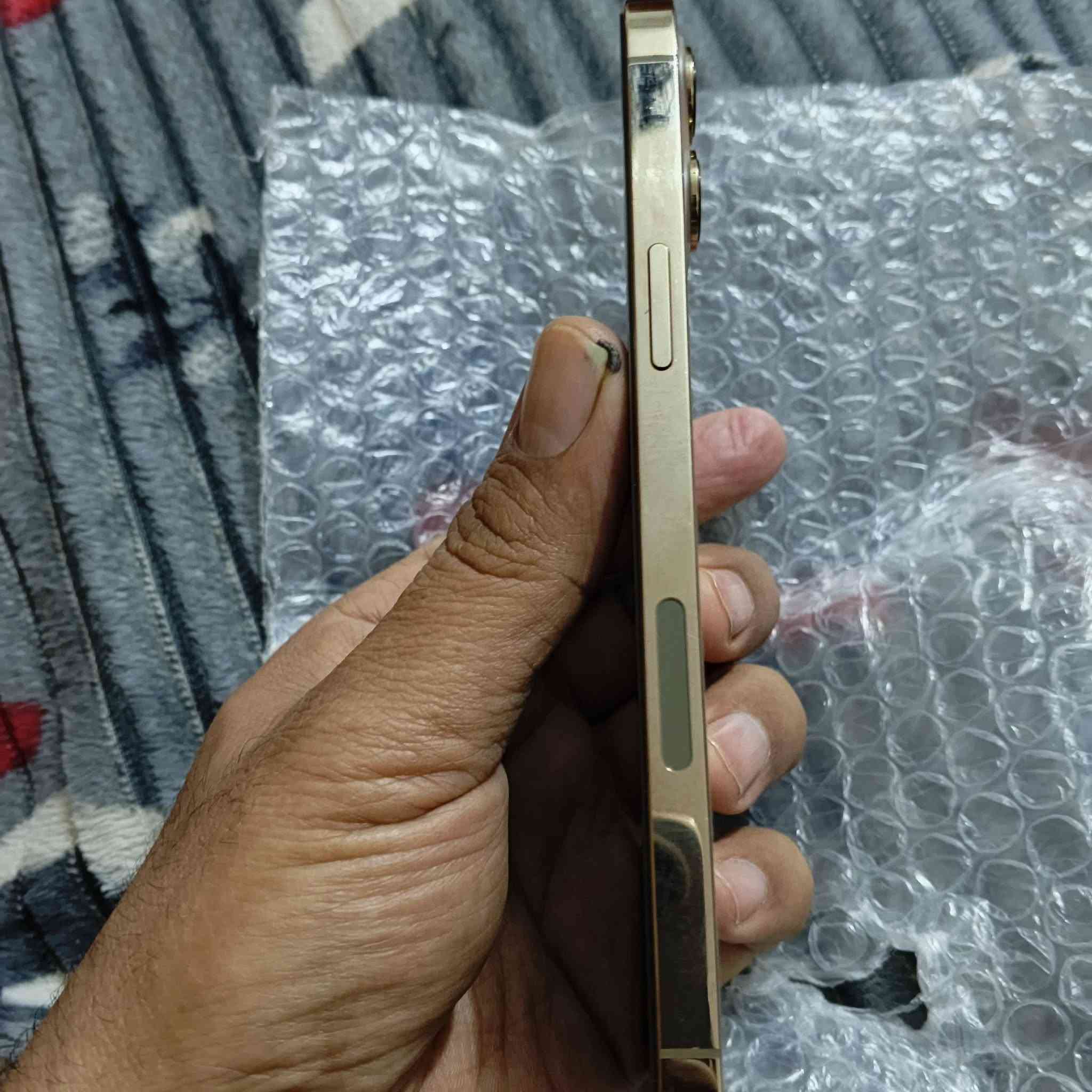 السلام عليكم ايفون 12 برو ماكس نضافته فول بطارية 78 ذاكرة 128 مبدل شاشه اصليه ابل وكامير اصليه من ابل الاتصال ***********
