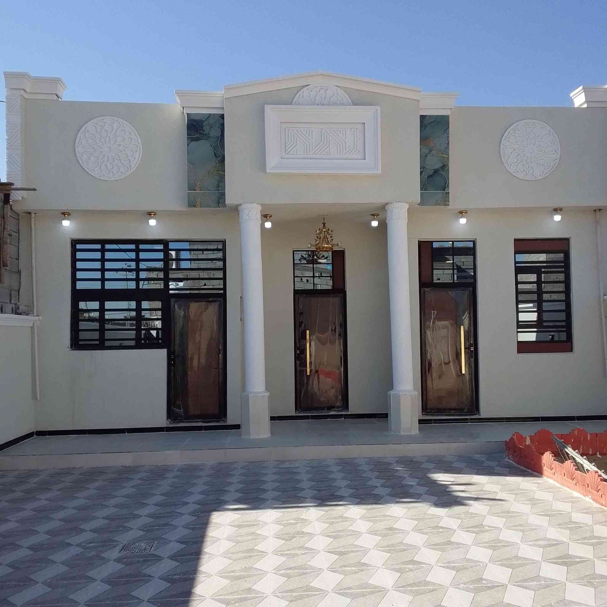 السلام عليكم للبيع طابو زراعي  بسم عراقي مكاتبه ونسخه من طابو وكاله بسمك بحمدان مقابيل صناعيه  قريبه على المركز 
قرفتين وصاله ومطبخ وديوانيه صحيات داخليه وخارجيه كراج حديقه لبيت جاهز تستلم مفتاح مساحته 240السعر 88.....***********ابو لبيت مباشر تصل وتدلل
