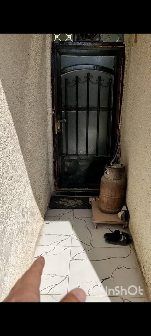 بيت للبيع موقع مميز قريب على السوك الثاني 125متر منطقة ال22 يحتوي على ثلاث غرف نوم 1بالطابق الارضي 2فوك وحولي وصاله مطبخ والسعر ب(((88مليون)))وبي مجال كلش قليل ***********

