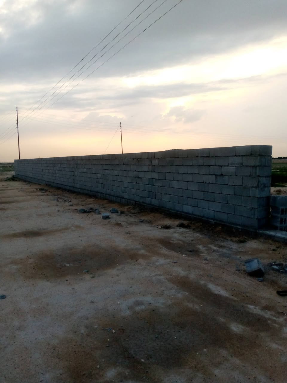 مكلف بالنشر هذا رقم راعيه ‏‪***********‬‏  
دونم زراعي مسيج بلوك بناء جديد بية بير ارتواز كهرباء ومزروع بية نخل وجت مكانه طريق الخور سفوان يبعد عن التبليط مسافة كيلو سعرهن 26 مليون وبية مجال قليل
