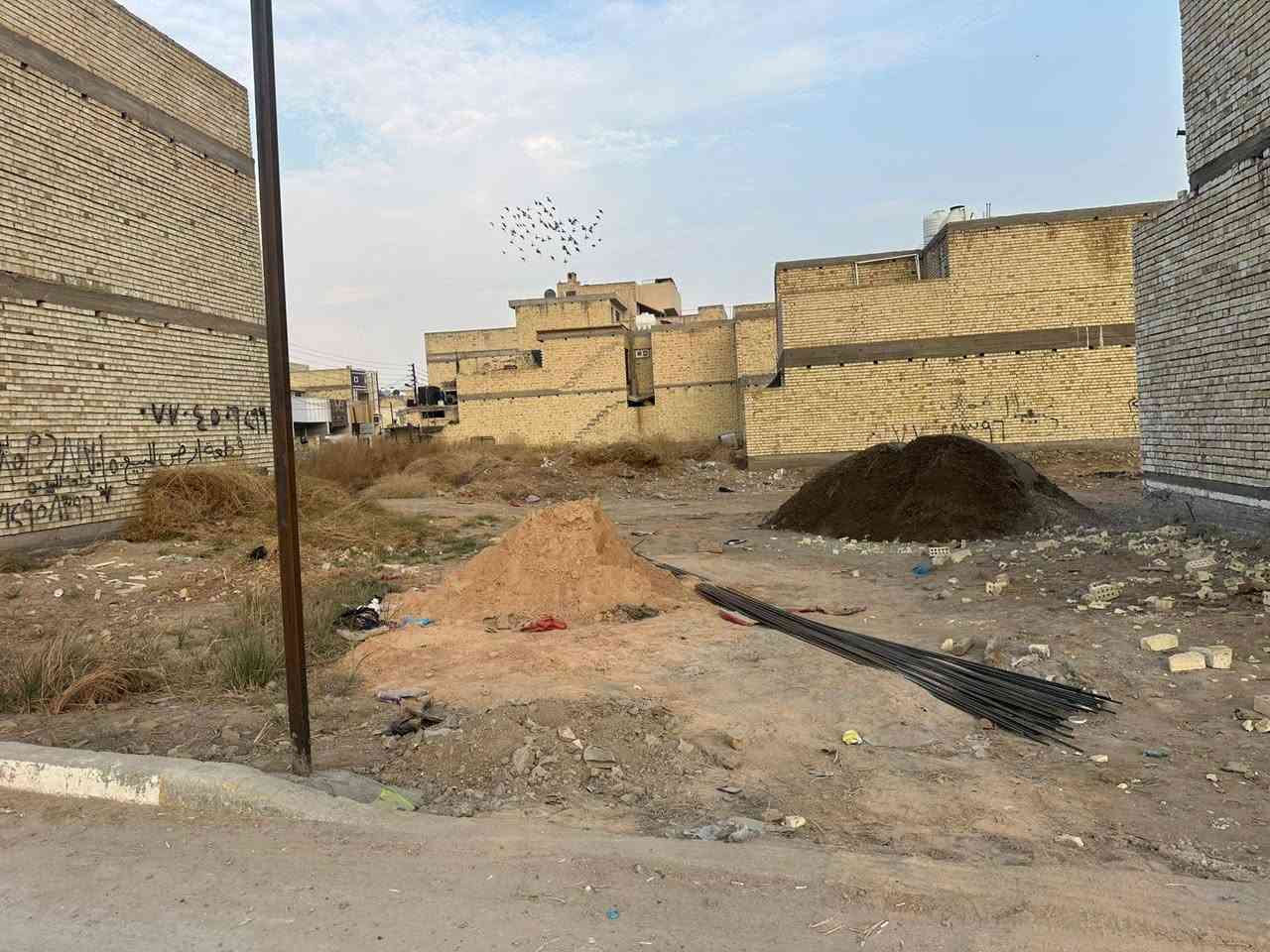 سلام عليكم قطعة ارض للبيع مساحة 100م واجهة 5 والنزال 20 العنوان السريدات الجديدة المربع الثالث  الاستفسار الاتصال
*********** ابو حسين
