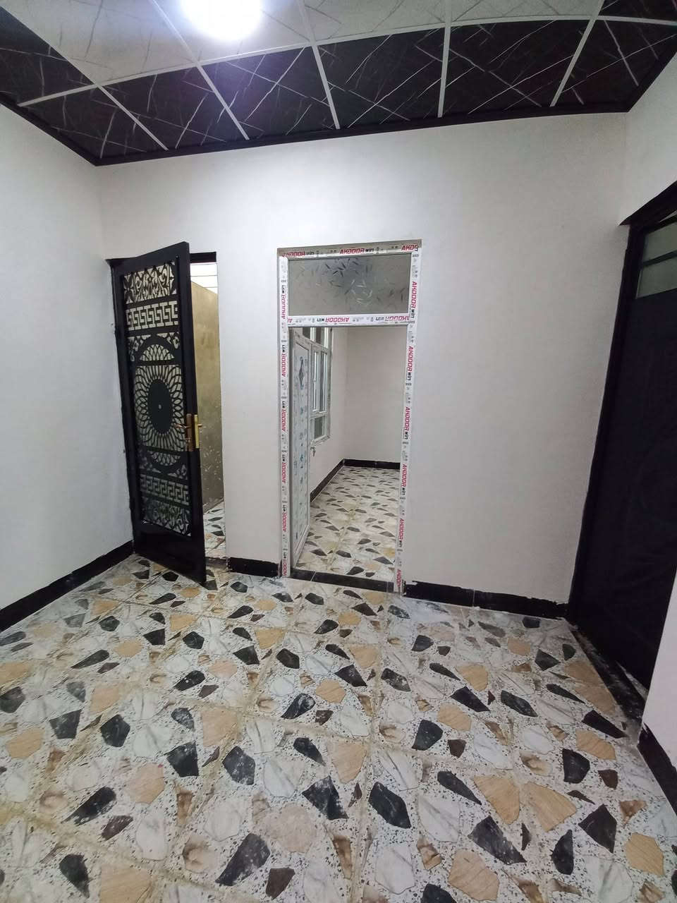 بيت للبيع العنوان القوسيات قرب المدرسه الصينيه المساحه ١٠٠متر  بيت كامل فول الاستفسار على الرقم ***********
***********
