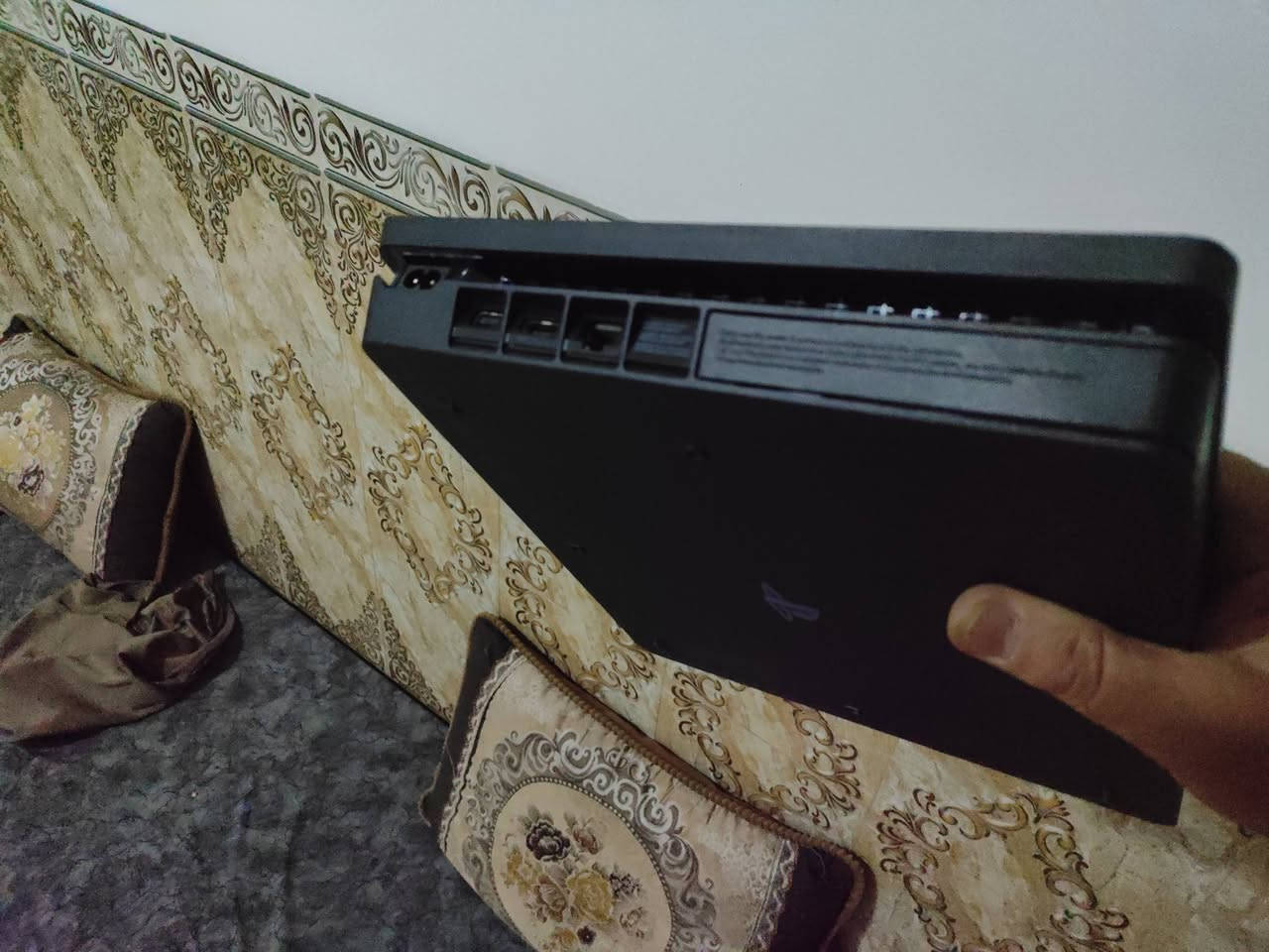 بلي٤مهكر اصدار 11.00 تهكيره على القرص وياه يدتين وحده اصليه وحده تجاريه وبيه برنامج كيمباتو بيه العاب اسطوريه نظافه 100بالميه لوك مامفتوح اليعر 300الف دينار قفل الرقم للتواصل رقم ***********
