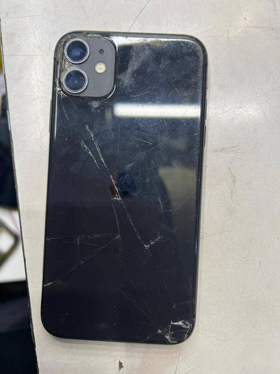 ايفون 11 عادي مبدل شاشه اصليه بس ضهر مكسور وكامره خلفيه مرات تصير بيها رجه بطاريه 73 سعر 140 بي مجال قليل ***********
