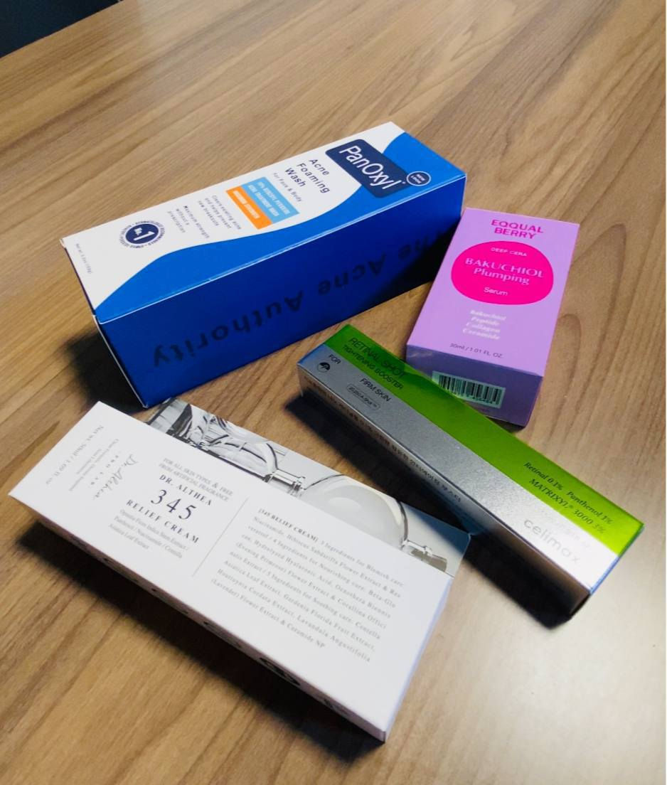 ✨ عرض العناية بالبشرة الزجاجية ومحاربة الحبوب ✨
إذا تعانين من الحبوب، آثارها، المسامات الواسعة أو بهتان البشرة… هذا البكج مصمم خصيصاً حتى يرجع لبشرتج الصفاء والنعومة والإشراقة الطبيعية 💆🏻‍♀️🌸

✅ العرض يشمل 4 منتجات أساسية:

1. غسول علاجي قوي يحتوي على بنزويل بيروكسيد، ينظف البشرة بعمق ويزيل الدهون الزائدة والأوساخ المتراكمة داخل المسامات.
يساعد بشكل كبير على تقليل الحبوب النشطة ومنع ظهور حبوب جديدة، ويعتبر من أفضل الغسولات للبشرة الدهنية والمعرضة للحبوب سواء للوجه أو الجسم.
✨ النتيجة: بشرة أنظف، مسام أقل انسداد، وحبوب أقل بشكل ملحوظ.

2. منتج تجديد للبشرة يعمل على تحسين ملمس الجلد وتوحيد اللون وتقليل آثار الحبوب والبقع.
يساعد على شد البشرة وتحفيز إنتاج الكولاجين، ومع الاستمرار يعطي نعومة وصفاء ويقلل الخطوط الخفيفة.
✨ النتيجة: بشرة مشدودة، مشرقة، ومتجددة بشكل صحي.

3. سيروم غني بمادة الباكوتشيول الطبيعية التي تعتبر بديل لطيف للريتينول، مناسب للبشرة الحساسة.
يرطب البشرة بعمق، يعطي امتلاء ونضارة، ويقلل مظهر المسامات والتجاعيد البسيطة مع لمعة صحية جميلة.
✨ النتيجة: بشرة ممتلئة، ناعمة، ومضيئة بدون تهيج.

4. كريم علاجي مهدئ للبشرة الحساسة والمتعبة، يرطب بعمق ويقلل الاحمرار والتهيج خصوصاً بعد استخدام منتجات علاج الحبوب.
يعطي حماية قوية للحاجز الطبيعي للبشرة ويخليها مرتاحة وناعمة طول اليوم.
✨ النتيجة: ترطيب، تهدئة، وبشرة متوازنة بدون جفاف.

سعر العرض ٣٥الف
🚘يوجد خدمة توصيل لجميع محافظات العراق ٤ الاف🚘


**إذا كنت صاحب هذا الإعلان وتريد حذفه لأي سبب، رجاءا أرسل رسالة إلى الدعم الفني**