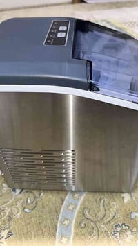 ماكنه صنع ثلج منزليه روعه تنطيك كل 6 دقائق 9 قطع من الثلج يعني ساعه وح...