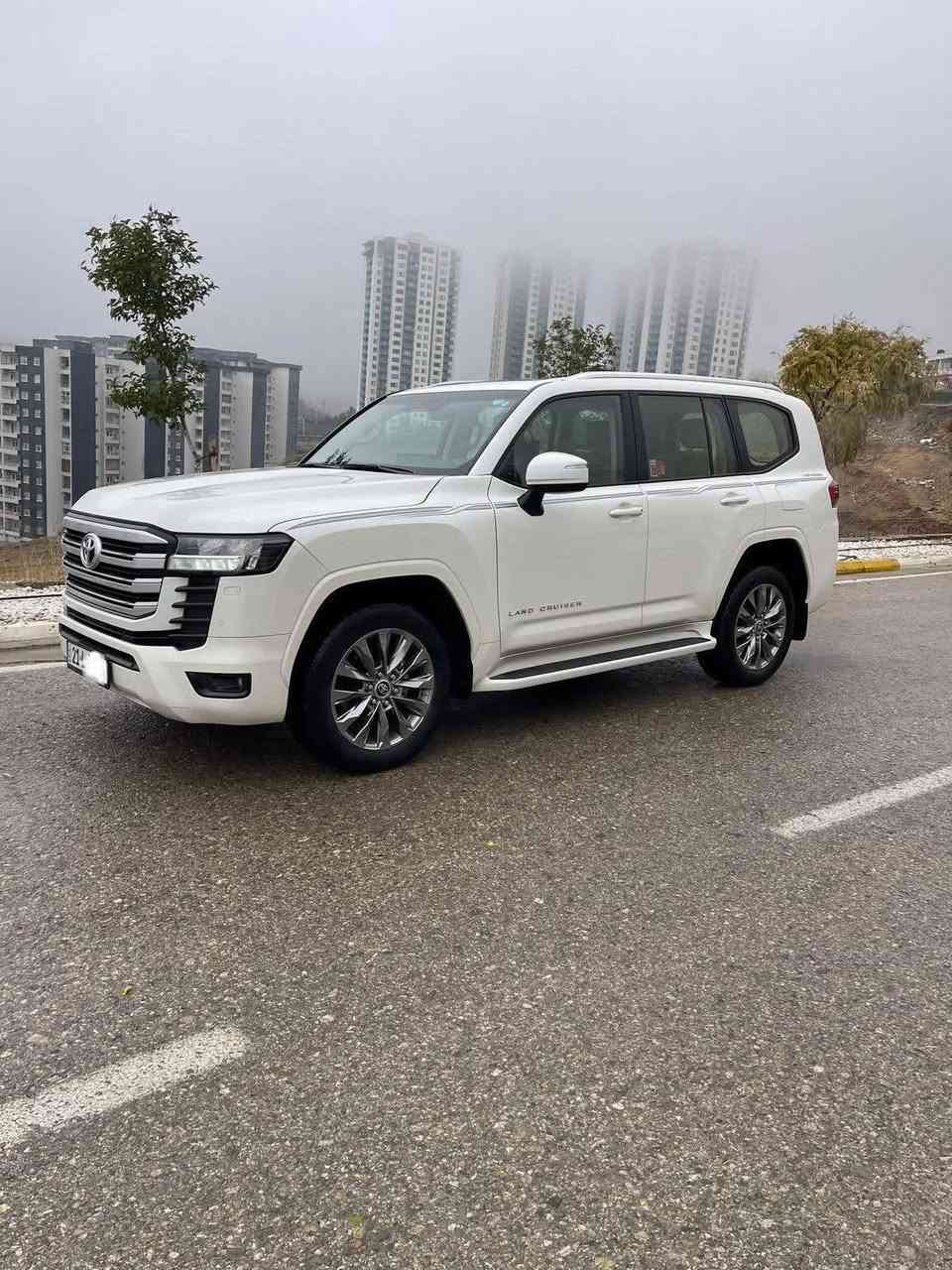 السلام عليكم
للبيع او مراوس 
تويوتا لاندكروزر GXR SAS 
موديل 2023 
فول مواصفات 3 شاشات تطبيق 
السيارة جديدة جدا بحالة الوكالة 
بيهة مكانين تعديل BDR جدا بسيطات والباقي مكفولة وجديدة 
ماشية 29 الف كيلو حقيقي 
ومن الزيرو لليوم كل كل تبديلات الدهن بالشركة 
رقم سليمانية مميز وبأسمي تحويل مباشر 
السعر 665 قفل بدون اي عملة
مكان السيارة بغداد 
للاستفسار 
***********
***********
