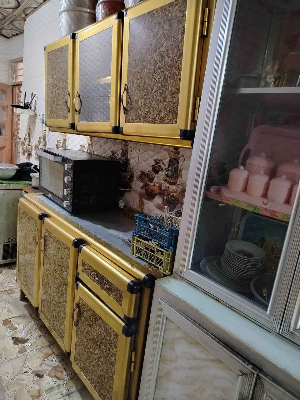 كاونتر ومعرض الكاونتر الطول مترين ارتفاع متر وعشرين  كامل السعر 180وبي مجال مكان كربلاء حي الغدير الرقم *********** بي واتساب

