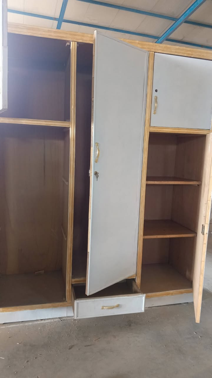 السلام عليكم كنتور 3 ملحق صاج داخل خارج 5ملم نضافه فول سعر 200 وبي مجال حطاطه *********** شراي. يتصل متوفر توصيل
