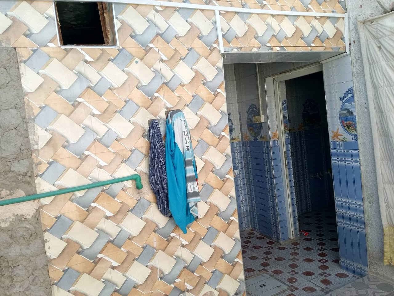 بيت للبيع مناسب بلمهجرين قرب سيطره عفك معامله كامله باسمي مساحه 115ركن ***********
