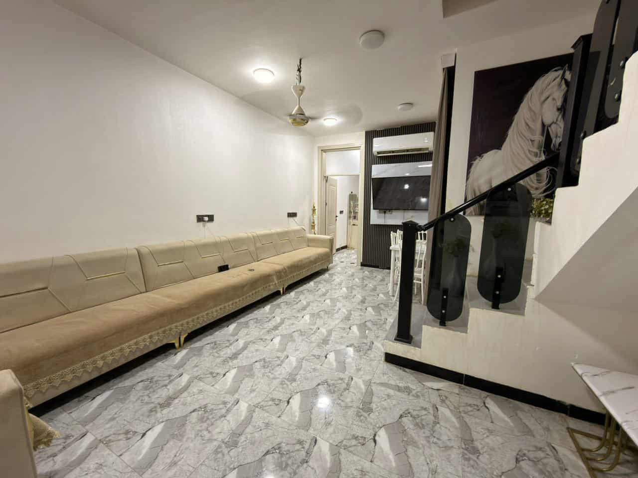 الدار للبيع 
زراعي سند ٢٥ مشمول بالتطويب 
يقع التقية الثالثة قرب مجمع الروان. يبعد عن التبليط. حوالي 40متر خدمات كاملة 
بناء حديث درجة اولى كونكرييت مسلح يباع مع الاثاث فقط السعر 63 وبي مجال قليل
المساحة 100متر 5×20
طابق واحد غرفه وصالة ومطبخ  وحمام داخلي  وطارمه للاستفسار الاتصال
***********
***********
