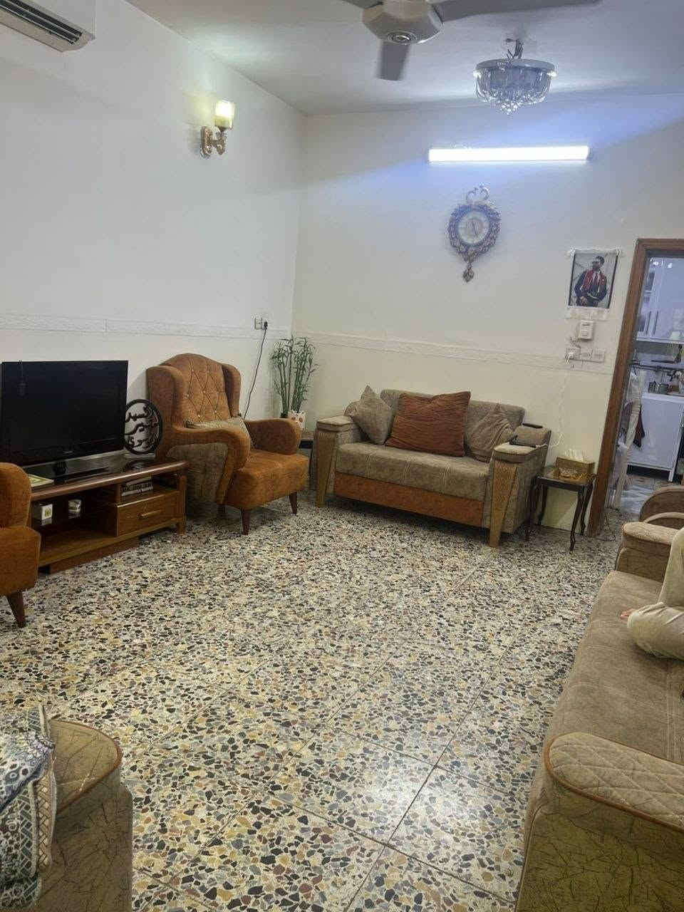 السلام عليكم بيت للبيع المنطقة رئاسة المعلمين محله٧١٣ خلف مركز الشام الطبي المساحه ٨٣ وربع مدخل واحد بناء٢٠١٤ طابو صرف ثلاث غرف نوم الاستقبال والطرمه والحمام مجدد الكاشي مالته جديد وهذه الصور تفاصيل رجاءا لاتدخل تعامل وتطلع اذا شراي اتصل عالرقم غير متواجد عالفيس السعر١٥٨ مليون وبي مجال للشراي فقط وابيع جزء من الاثاث مع البيت اذا تشتري الاتصال عالرقم ***********
