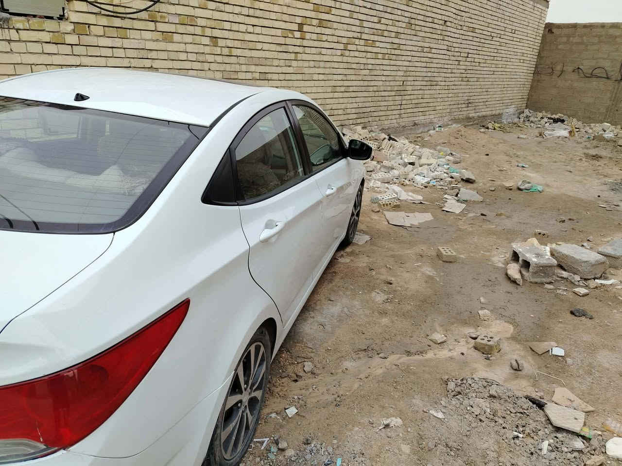 السلام عليكم...
اكسنت خليجي ٢٠١٤
اللون ابيض
المحرك ١٦٠٠ دكشن عالي 
فتحه بالسقف
شاشة تاب بيها نظام GPS
كاميرا خلفية
حساسات خلفية
ABS
EPS
ECO نظام اقتصاد البانزين
اشاير بالمري
كير اوتو وعادي
الداخل لونين
الجنطة تنفتح بالريمونت
تحكم استيرن جهتين
ويل كب خمس تايرات
حجم التاير ١٦
ضررها
اللايت الامامي والجاملغ اللي ويا ع البارد كد شبرين 
وشخط مال ستوته بالباب الخلفي  والصبغ ع كد الشخط
ماشية ٢٠٠ الف
مكان السيارة كربلاء
السعر 92 بي مجال
للاستفسار الاتصال على الرقم
***********
