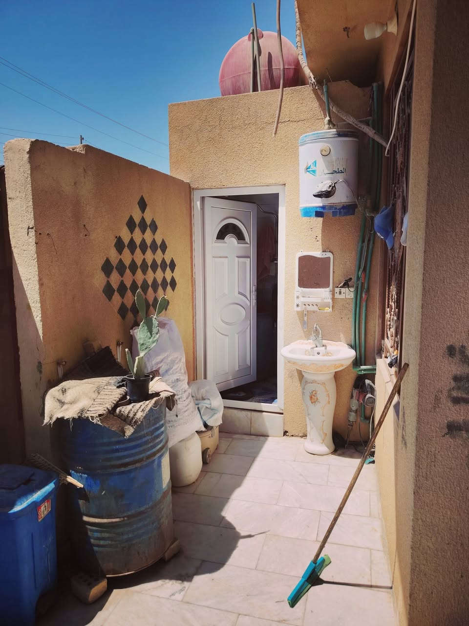 سلام عليكم بيت للبيع طابو صرف مساحه 75الطابق الاول  يحتوي على استقبال وحمام وصحيات بره وحمام وصحيات ومنور جوه وصاله ومطبخ  الطابق الثاني غرفتين وصاله وحمام وصحيات بناء حديث مرمر وسيراميك صب كونكريت مكان كربلاء المقدسة حي النضال قرب المستوصف السعر  88 وبيه مجال للشراي  رقم الهاتف *********** شارع عشرين عليه تبليط كامل كهرباء ومجاري وماء
