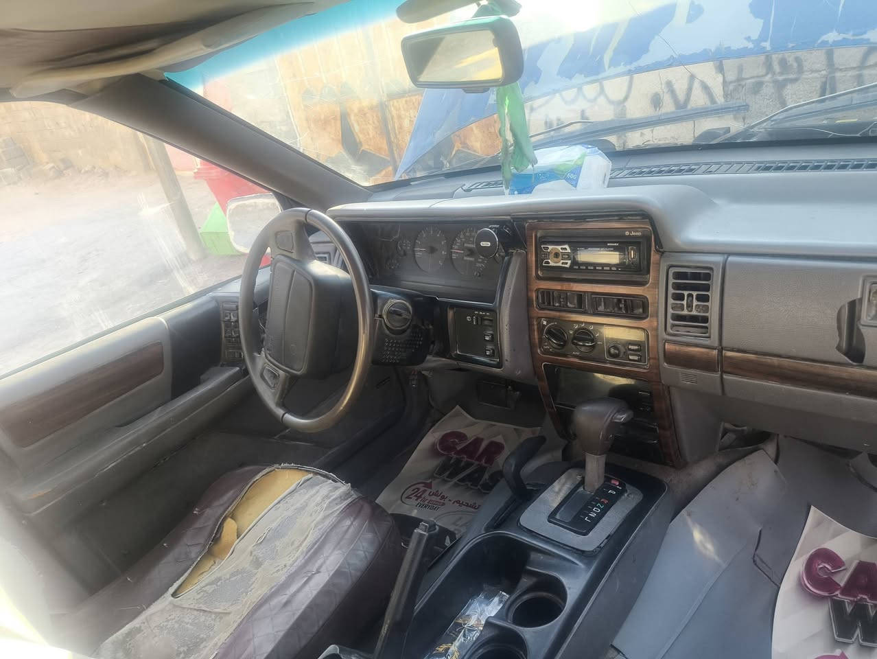 السلام عليكم جيب شيروكي موديل 98رقم بصره مكينه وكير 3000فيفيتي حداده جديده كهربائيات كلهة شغاله وبلاديه تايرات نضاف دواخل نضاف كلش حلوات البدي بي خياسات بسيطه  مكان البصره الهارثه السعر 29بي مجال ***********
