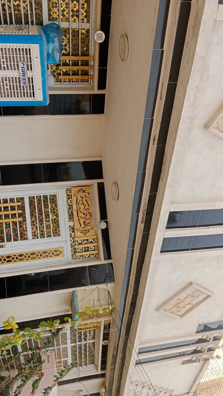 عقار للبيع المساحة 200 متر
المنطقة 12000 قريب على سوق السوداني وشارع 60 
ارضية كاشي 
الجدران للمطبخ والصحيات سيراميك
غرفتين نوم 
واستقبال 6×5
مطبخ 5×5 تقريبا
حولي كبير
حمام عدد 2 داخل وخارج
صحيات عدد2
حديقة كبيرة اضافة الى حديقة خارجية 
كراج كاشي
الدار ترميم جديد  بي غرفتين عكادة والباقي مسلح
السعر 77 وبي مجال بسيط 
للتواصل***********
