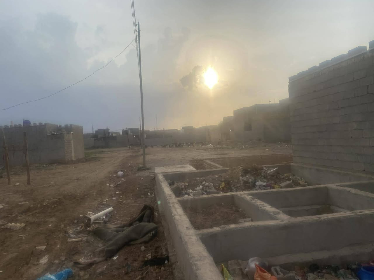 للبيع او ايجار 
بيت 100 م زراعي بالبيضاء قرب السيطره يم نزله كوافير صادق بناء بلوك سقف سندويج غرفه 5ب4ونص وحده صغيره ومطبخ وصحيات بيت مرتب وجاهز خدمات كامله ماء +كهرباء السعر 15 مليون اتصال ‭***********‬
