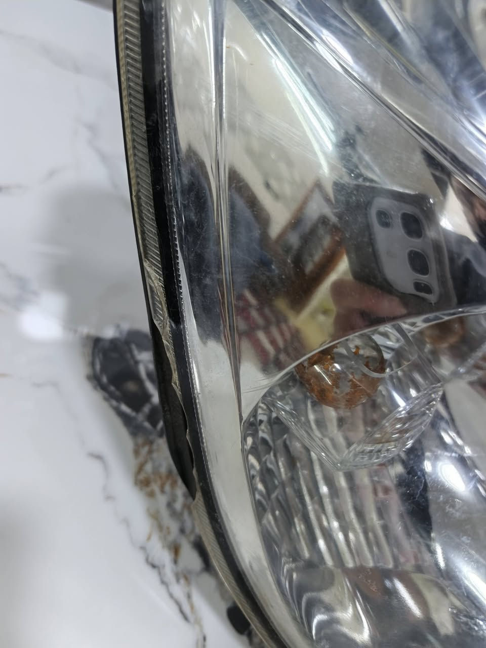 السلام عليكم لا يت كيا ريو جهه النفر ما قصه جديد وبي كسور خفيفه اللي بالصوره بس  سعر 35الف  ***********
