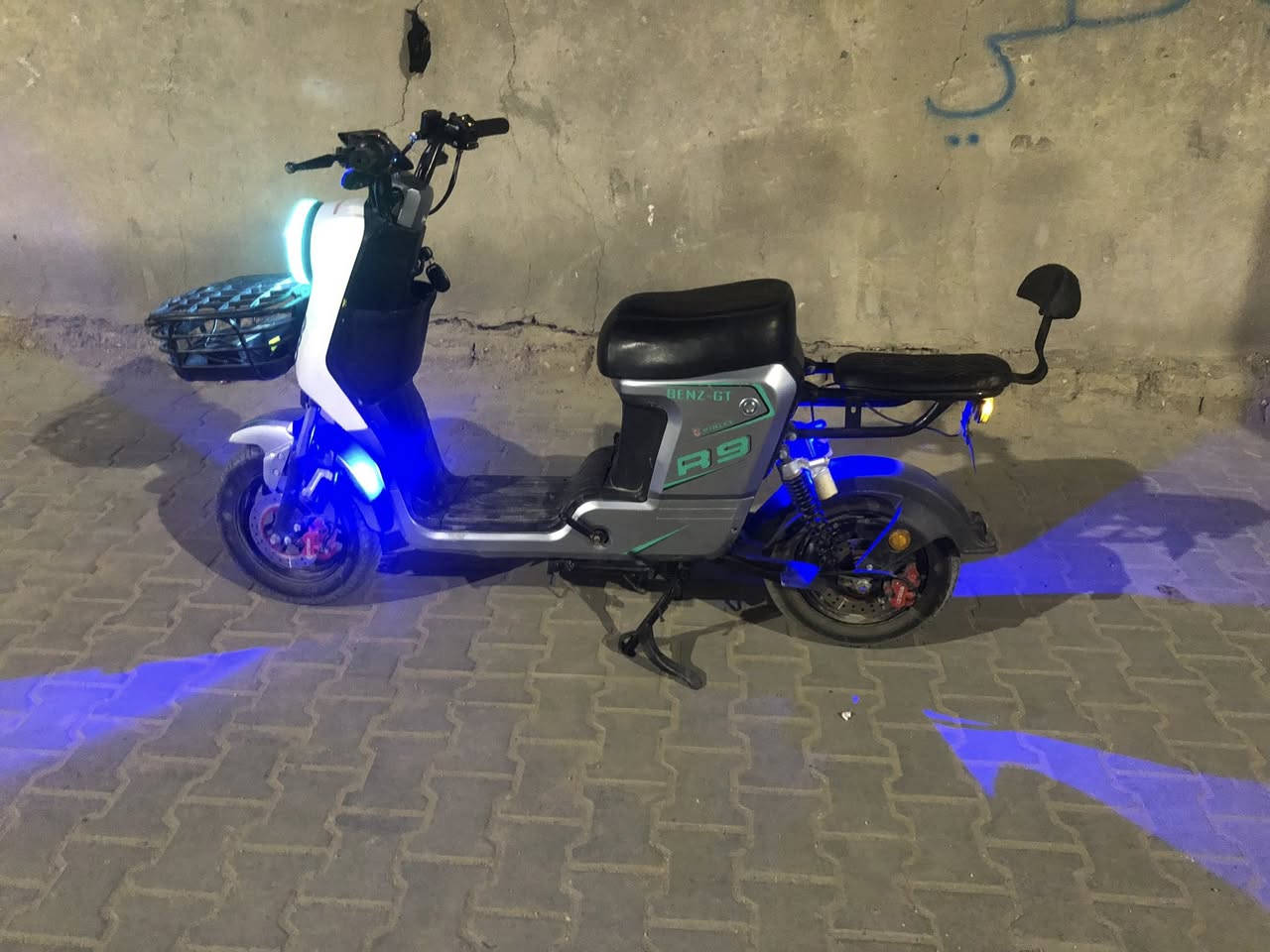 سلام عليكم شباب دراجه ار9للبيع مديل2025 نضيفه مكاني البصره المشراك القديم السعر 400 وبيه مجال  الجيه الرقم***********
