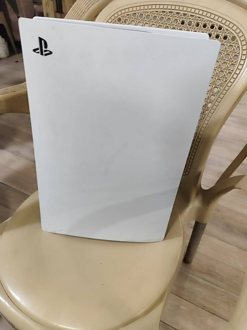 بلي 5 فلات 
مع جوستك عدد 2 اصليات 
مع قرص فيفا 26 

السعر 550 وبي مجال قليل 
للاستفسار *********** عمارة, ميسان
