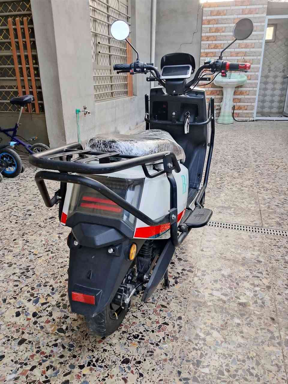 دراجه شحن نظيفه كلش 6 بطاريات كبار مسطره 3 سرع نظام Rبك السعر 700 وبيه مجال للاتصال *********** مكاني بغداد حي اور قابل للمراوس
