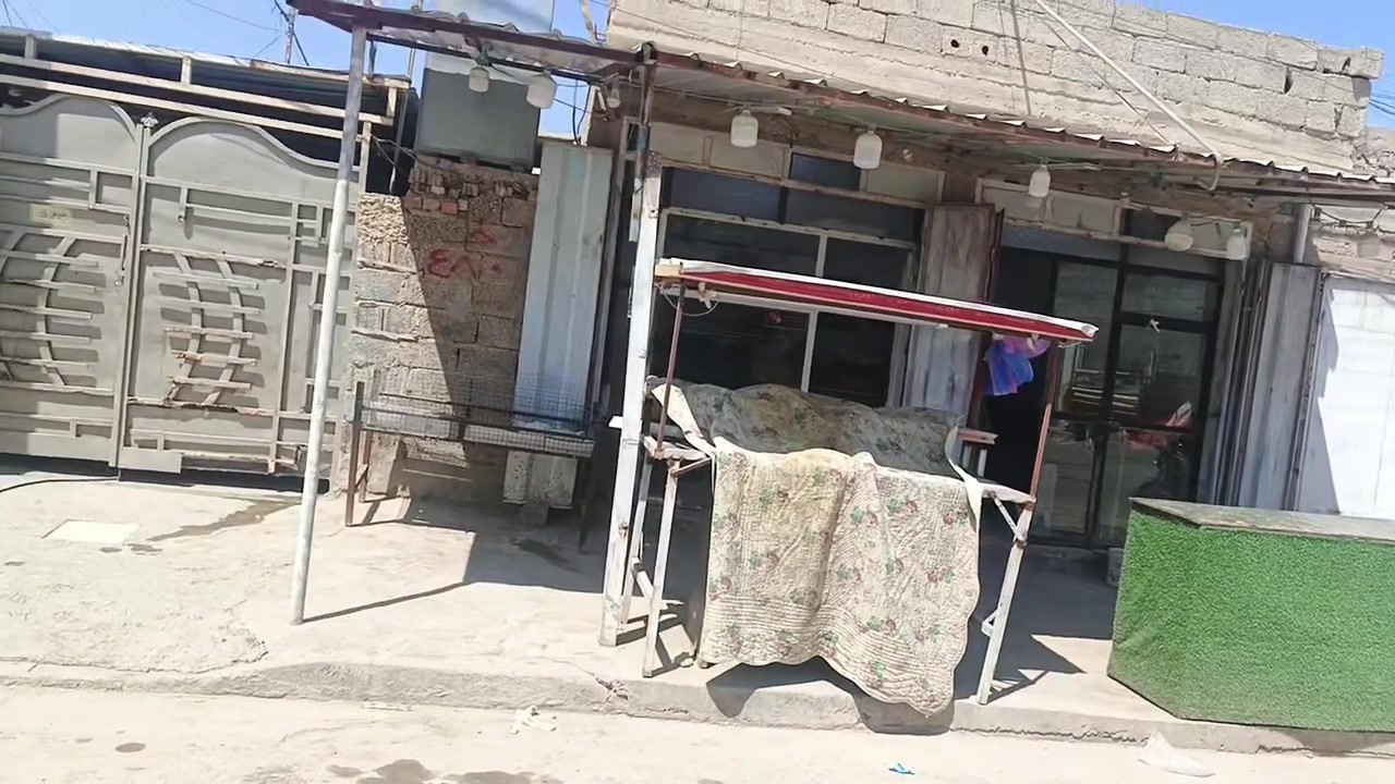 السلام عليكم
دار للبيع🏡
العنوان: سبع قصور- شارع أبو علي 
بيت 300م ركن واجهيه 10م نزال30
يحتوي على محلات 2 - گراج واسع- مضيف واسع - صاله- وثلاث غرف مع غرفه الضيوف - مطبخ -وصحيات خارجيه وداخليه- وترك حول البيت.. بيت كامل وكلشي متوفر وقريب علي 

للأستفسار الأتصال على الرقم 
***********
