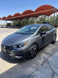 نيسان فيرسا موديل 24 السياره دخول جديد بدون رقم حادث موضح بالصور بدون ...