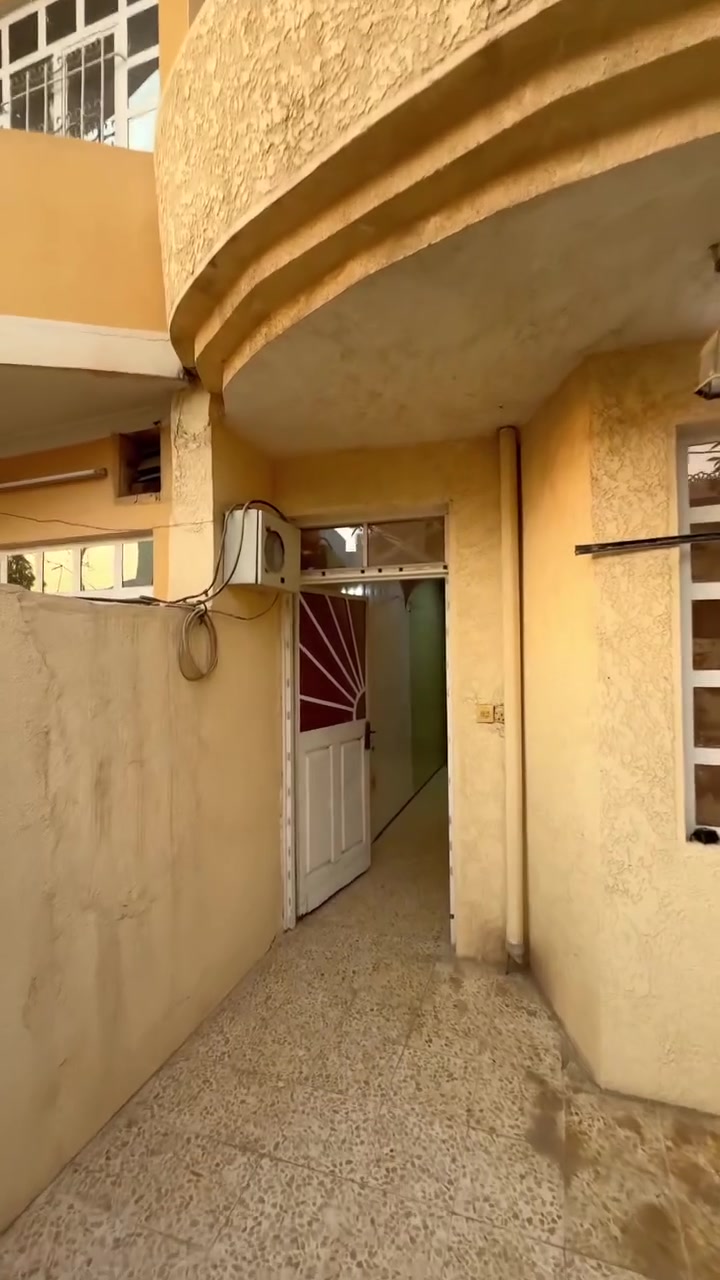 بيت للأيجار في حي الصديق 
قرب سايدين طب الأسنان
المساحة 90 م
يتكون البيت :                      
من طابق ونصف 
غرفتين نوم وهول ومطبخ
 واستقبال 
للإستفسار 
***********  /  ***********
