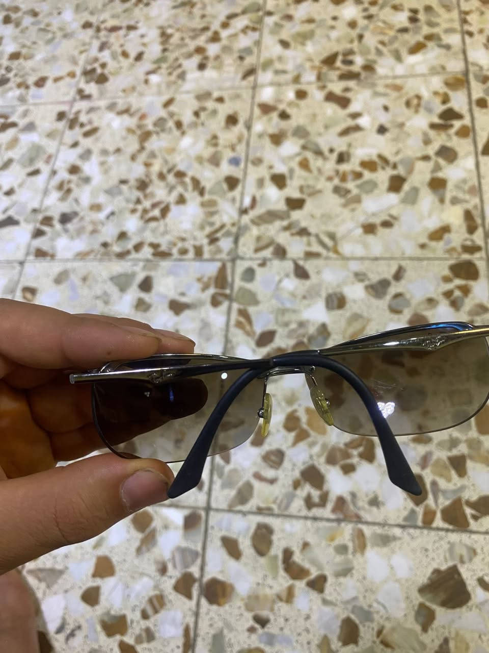 للبيع نظارة Ray-Ban أصلية
الموديل: RB3390  
الصنع: Made in Italy  
اللون: إطار أسود معدني، عدسات بنية متدرجة  
القياس: 65□15 - 125  
الحالة: مستعملة نظيفة، عدسات خالية من الخدوش  
مزاد


**إذا كنت صاحب هذا الإعلان وتريد حذفه لأي سبب، رجاءا أرسل رسالة إلى الدعم الفني**