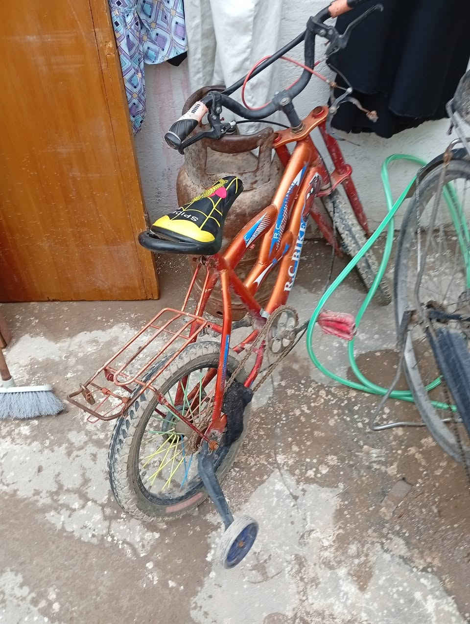 السلام عليكم بايسكلات للبيع شغلات ٦٠ الف كلهن 
حجم ٢٨
وحجم ٢٠
وحجم ١٦ 
النجف شارع السبيس ***********
