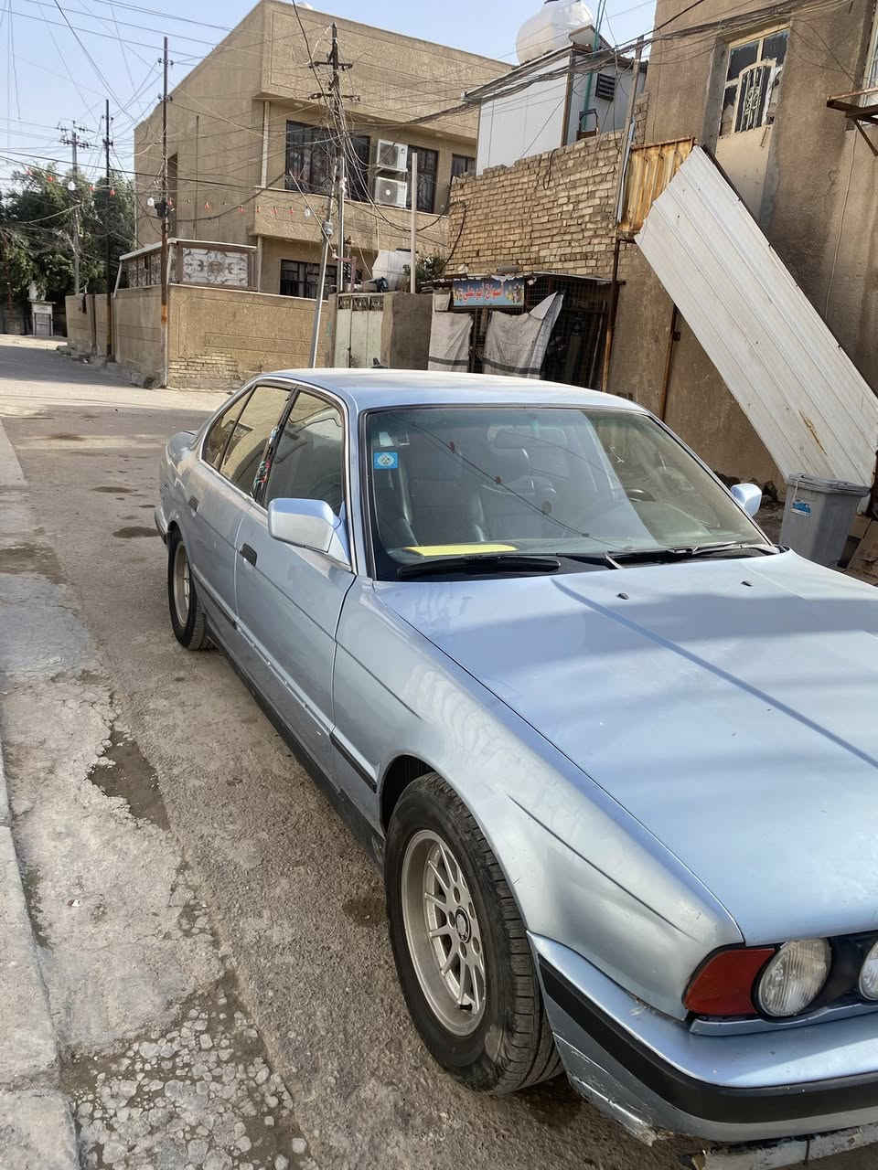 السلام عليكم  bmw525 بلاد  مسكر فانوس. مديل ٩٤مكفول كير ومكينه    سياره خير من الله. رقم بغداد باسمي.  داخل جلد نضافه ٨٠٪؜  عليه زوج تايرات امامي قبل سبوع مشدودات. والخلفي نص عمر  كهربائيات كله شغاله. ضفيره مملعوب بيه ابد  بلاديه  سياره جاهزه   
نواقصه 
راديتر تبريد مزروف والكمبريسر جديد امريكي توه مشدود 
صدر خلفي 
وملاحضات بيطه بلكشر دحجات ترجع بارد بلقبق مال صندوك وبلباب  الخلفي  صفحه السايق مبينه بلصوره 
سعره ٦٠ وبيه مجال 
عنواني بغداد زعفرانيه 
رقم بيه واتساب 
***********
