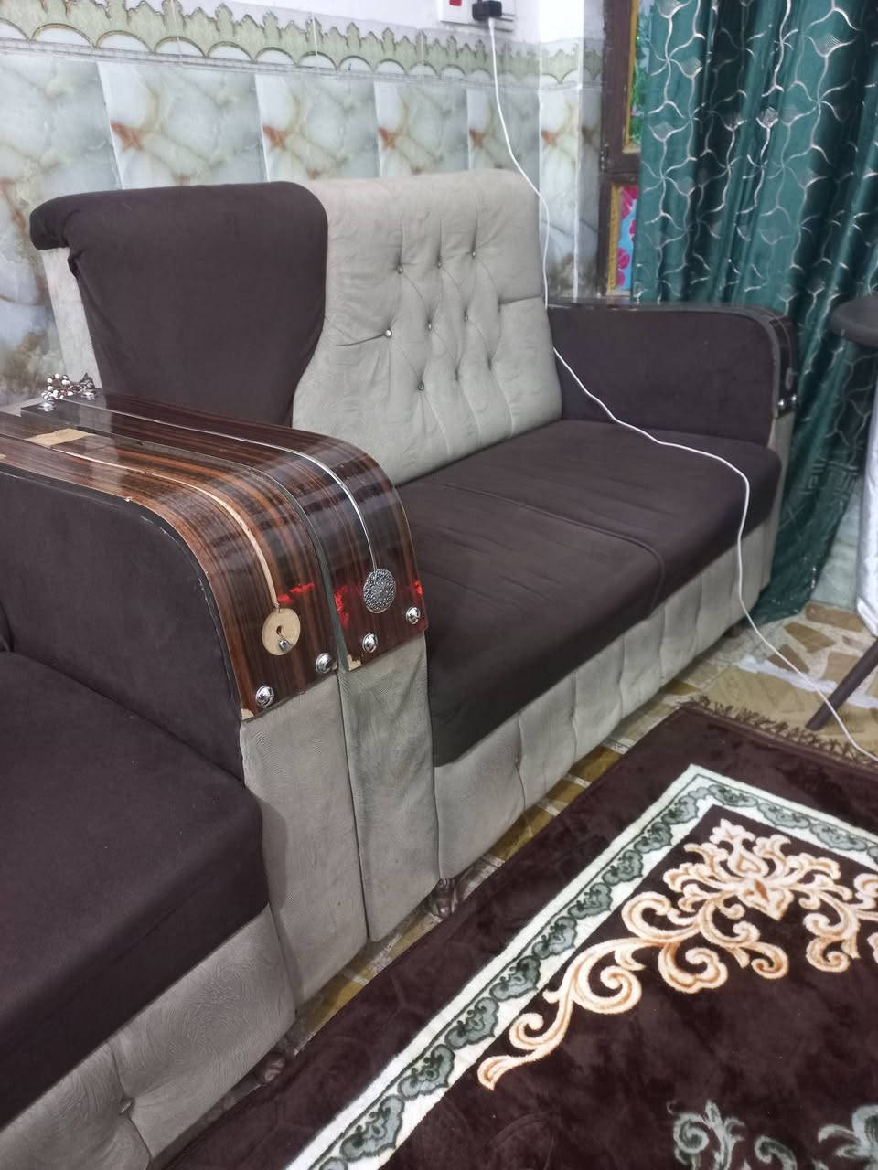 تخم  مستعمل نضيف
ثلاث قنفات وكرسيين
السعر ١٥٠ وبي مجال 
لاستفسار ***********
مكاني الحسينيه شارع ابو سمير
