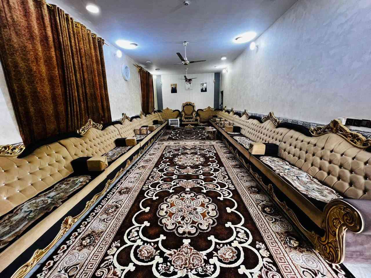 بيت زراعي المساحه ١٦٠٠ منطقة حي فدك مقابل معرض ابو رعد للسيراميك مساحة البناء ٣٠٠ متر طابقين الطابق الأول غرفتين نوم ٦ × ٤ ونص مطبخ ٧ × ٤ ونص حار وبارد صاله ١٤ × ٥ ومجموعة صحيات داخليه الطابق الثاني ٣ غرف نوم نفس المساحه وصاله ١٢ × ٥ ومجموعة صحيات باقي المساحه حديقه مزروعه بالكامل نخيل واشجار مع مجموعتين صحية مع العلم البيت ماناقصه اي شي كهرباء ماء مجاري0786 992 3162
