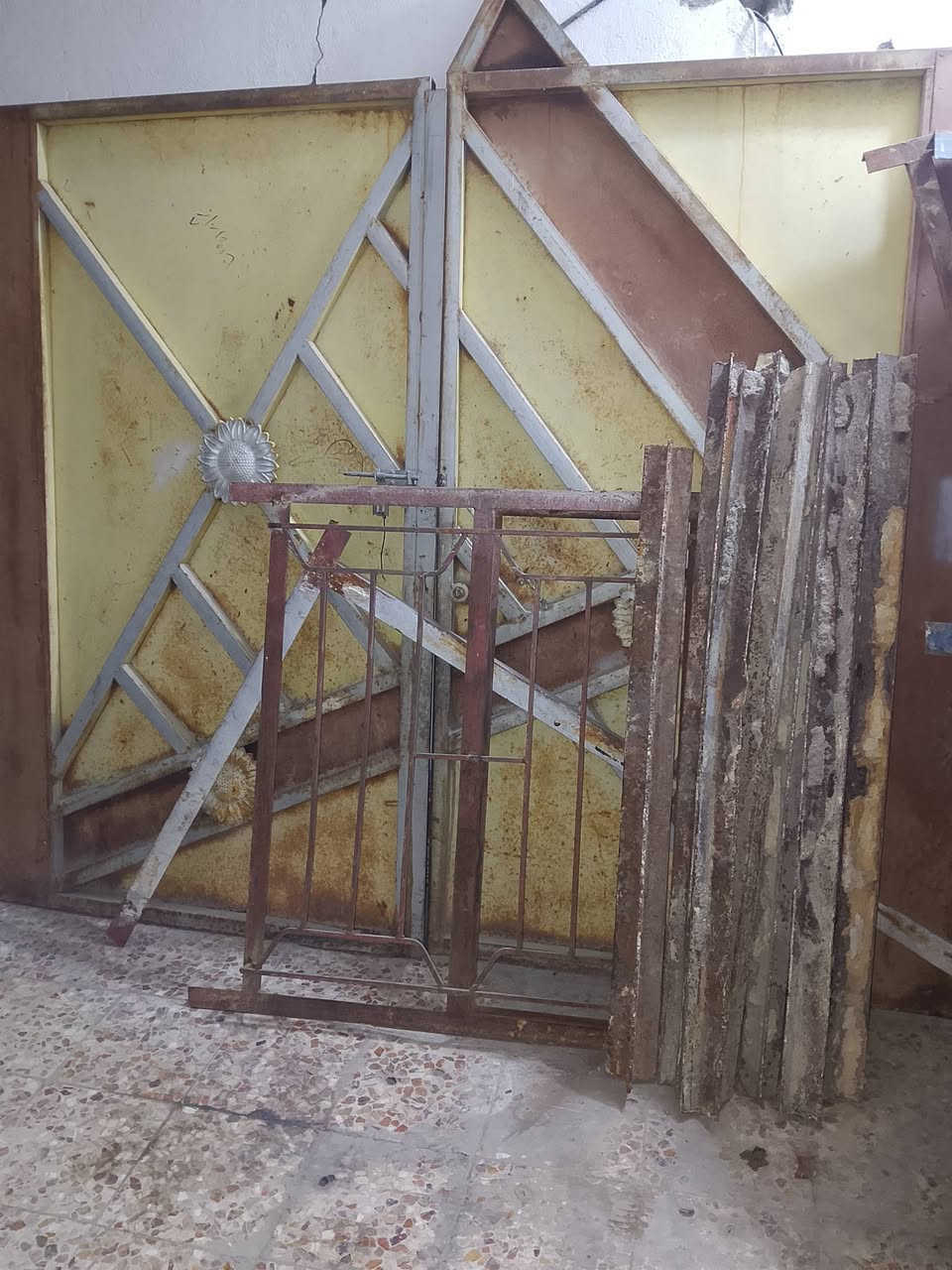 السلام عليكم متوفر ابواب وشبابيك حديد ثقيل وباب خشب وباب رئيسي
***********
