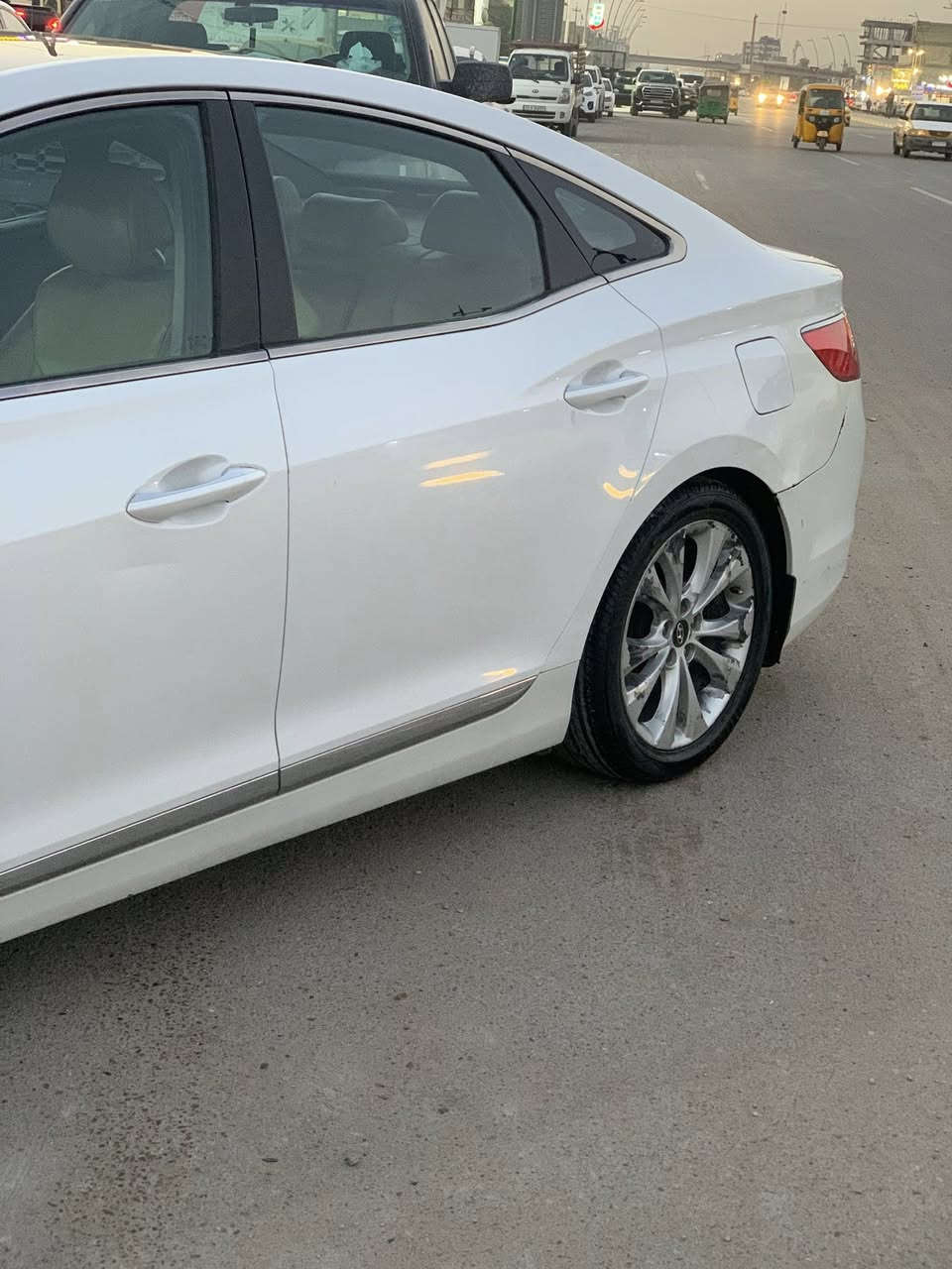 اسلام عليكم 
هونداي ازيره 
موديل 13
رقم بغداد خليجي 
بيها قطعتين صبغ 
مكينه كير تبريد بل شرط 
السياره فول 
125 
***********
