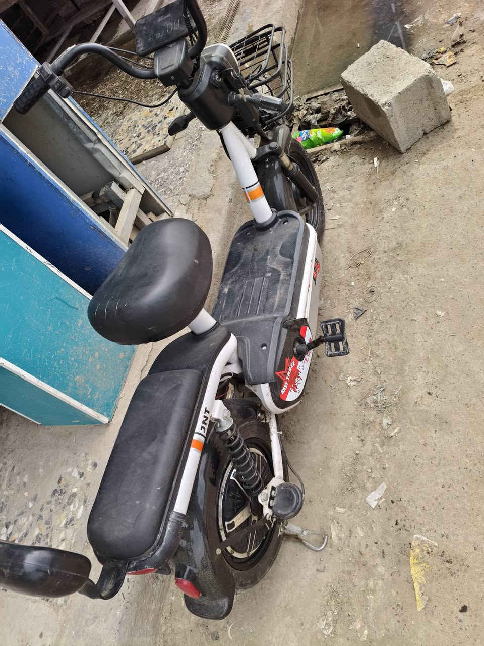 للبيع دراجه شحن كلش نضيفه 4 بطاريات انضاف ممتعوبات   اشاير كامله +نشره كله شغال تايرات كلش،جدد  سعره 250 بغداد شارع الوائلي ***********
