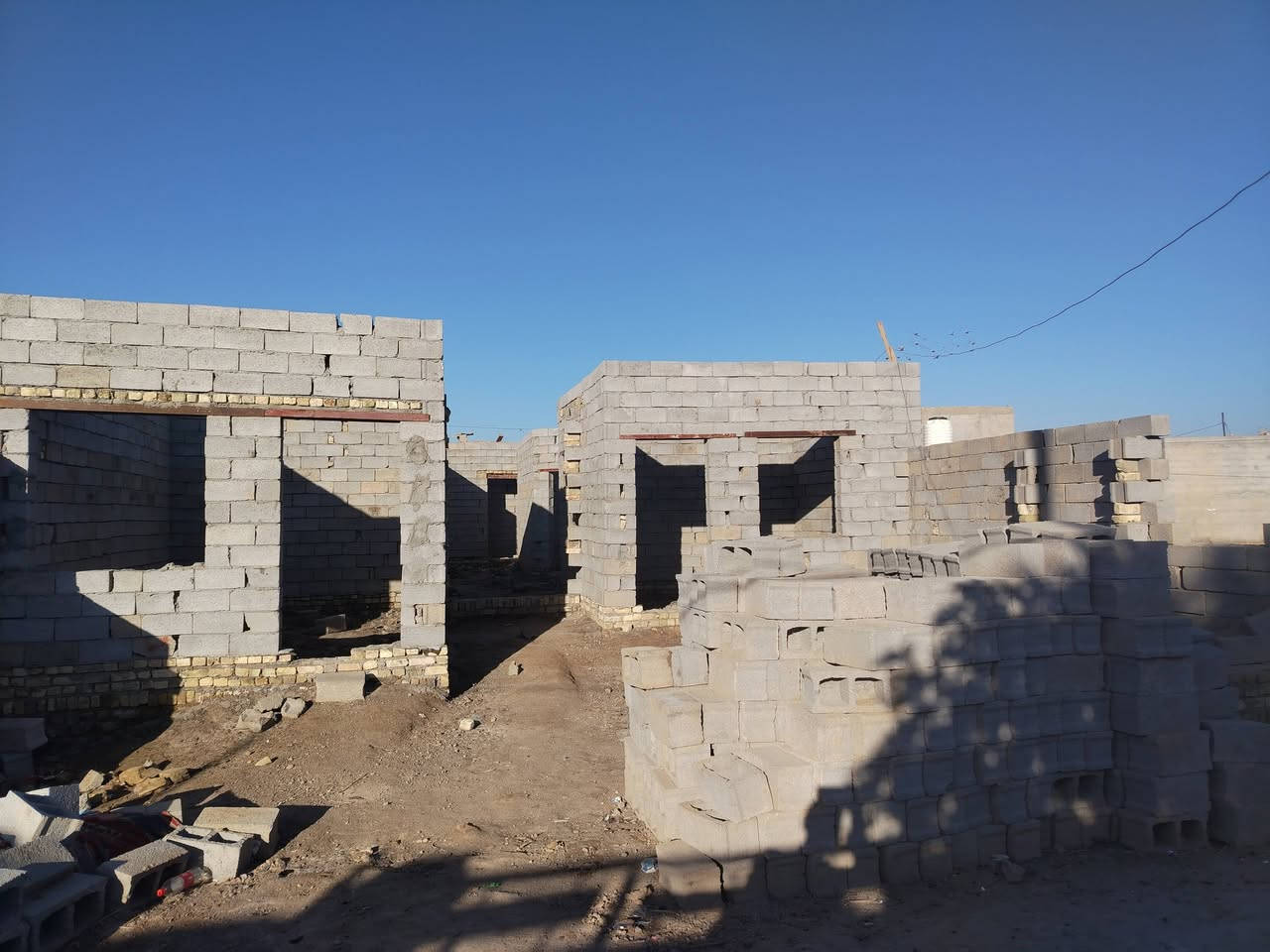 سلام عليكم بيت  البيع مكانه بحي العدس يم ابو حنان مساحه 200يتكون من قرفتين وصاله ومطبخ وديوانيه تغريب وياه 1000بلوكه 29شيلمانه بس الواجها بعدها سعره تصال على الرقم ***********خاص ماجوب
