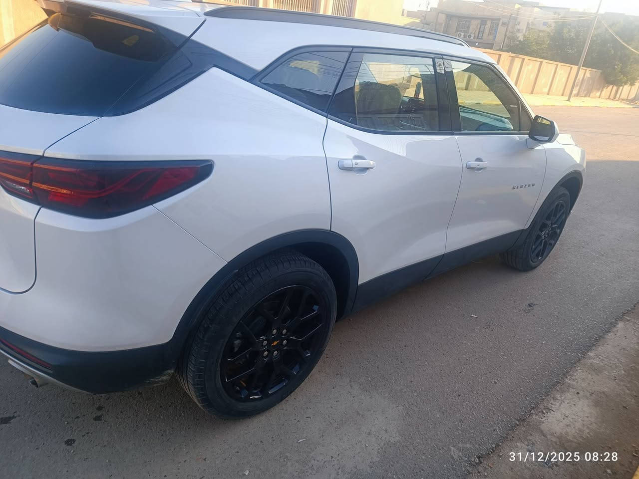 من رخصة الادمن 
بلايزر 2023 فئة Lt
رقم اربيل الدولي 
حجم المحرك: أربعة سلندر2000 تيربو
عداد المسافة: 24 كيلو متر 
الضرر : ربع دعامية فقط  وباقي السيارة مكفولة كفالة عامة بجم كبس والايرباك سليم والسيارة جديده بمعنى الكلمة 
المواصفات:بصمة تشغيل وأبواب 
رادار امامي 
تحديد مسار 
مانع تصادم 
تبريد قطعتين 
تدفئة مقاعد 
لدي نهاري لايت زنون 
كار بلي 
شاشة تحكمات 
وبقية مواصفات ال Lt المعروفة 
السعر (٢٣٥)ورقة 
***********
مكان السيارة كربلاء 

رقم الشاصي 3GNKBCR43PS234024
