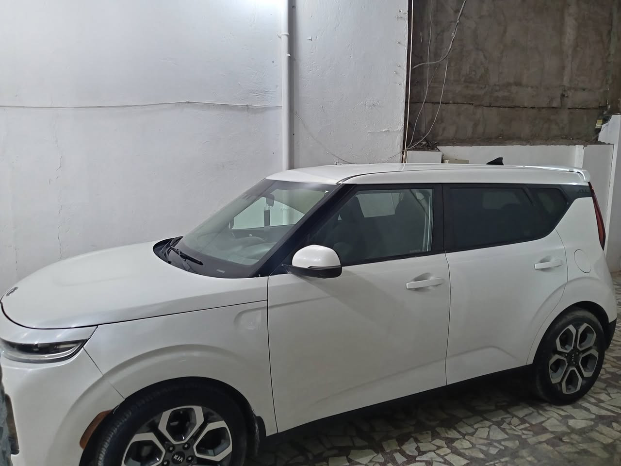 السلام عليكم كيا صوال وارد أمريكي للبيع الموديل 2020 مداور ثاني يوم السياره بيها 3 قطع صبغ بنيد وجاملغ وباب مناونه الحادث بس قطعتين يعني السياره جديده ماشيه 77 كيلو متر  السعر 123 السيارة فول مواصفات ماعده الفتحه المكان النجف حي الأمير للتواصل اكثر اتصال على الرقم ***********
